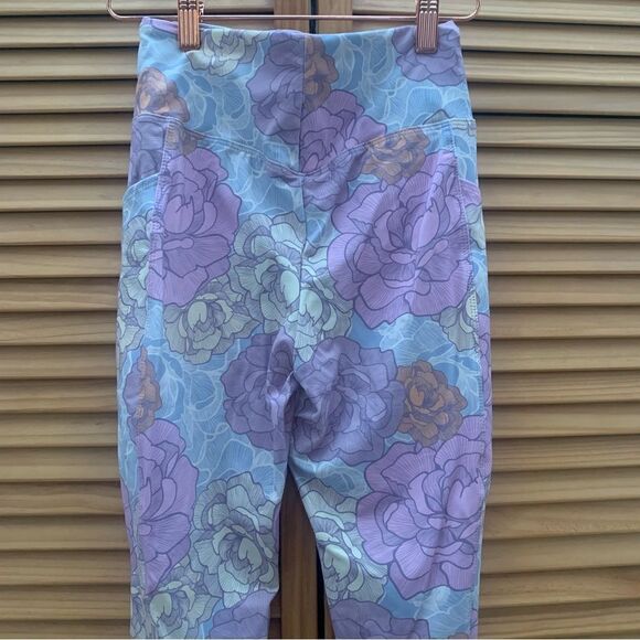 NWT Dippin’ Daisy’s Floral High Rise Leggings size small - Picture 5 of 8